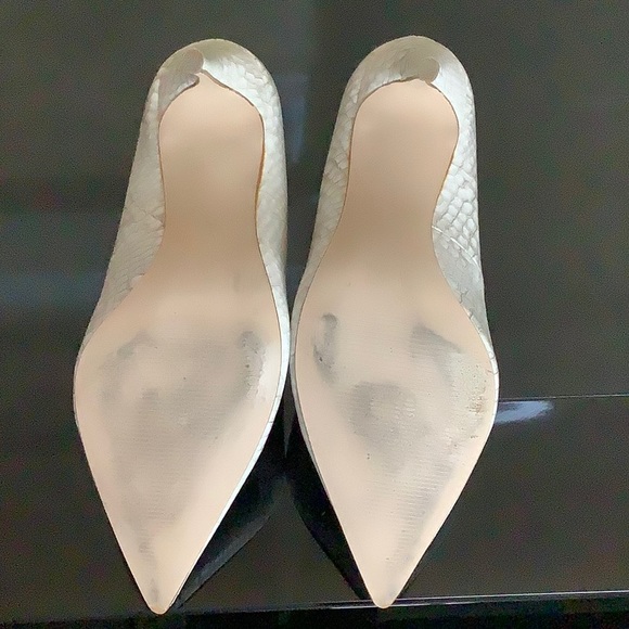 White crocodile print, pointy heels - Picture 10 of 10